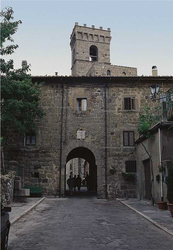 Porta d'ingresso dell'abbazia di San Salvatore ad Abbadia San Salvatore, Arcidosso