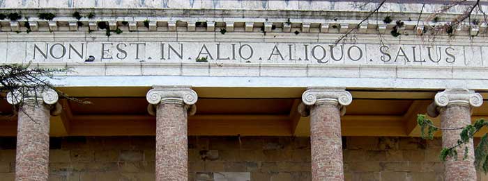 Montalcino Duomo, « NON EST IN ALIO ALIQUO SALUS »