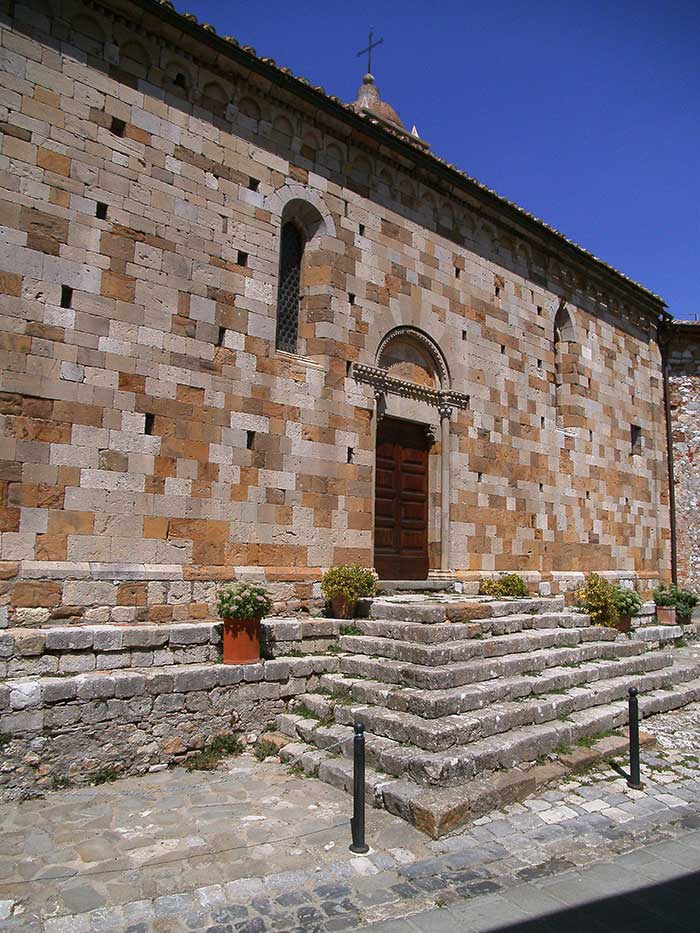 Montefollonico, chiesa di San Leonardo, fianco