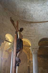 Il crocifisso e l'abside, Abbazia di Sant'Antimo, Montalcino